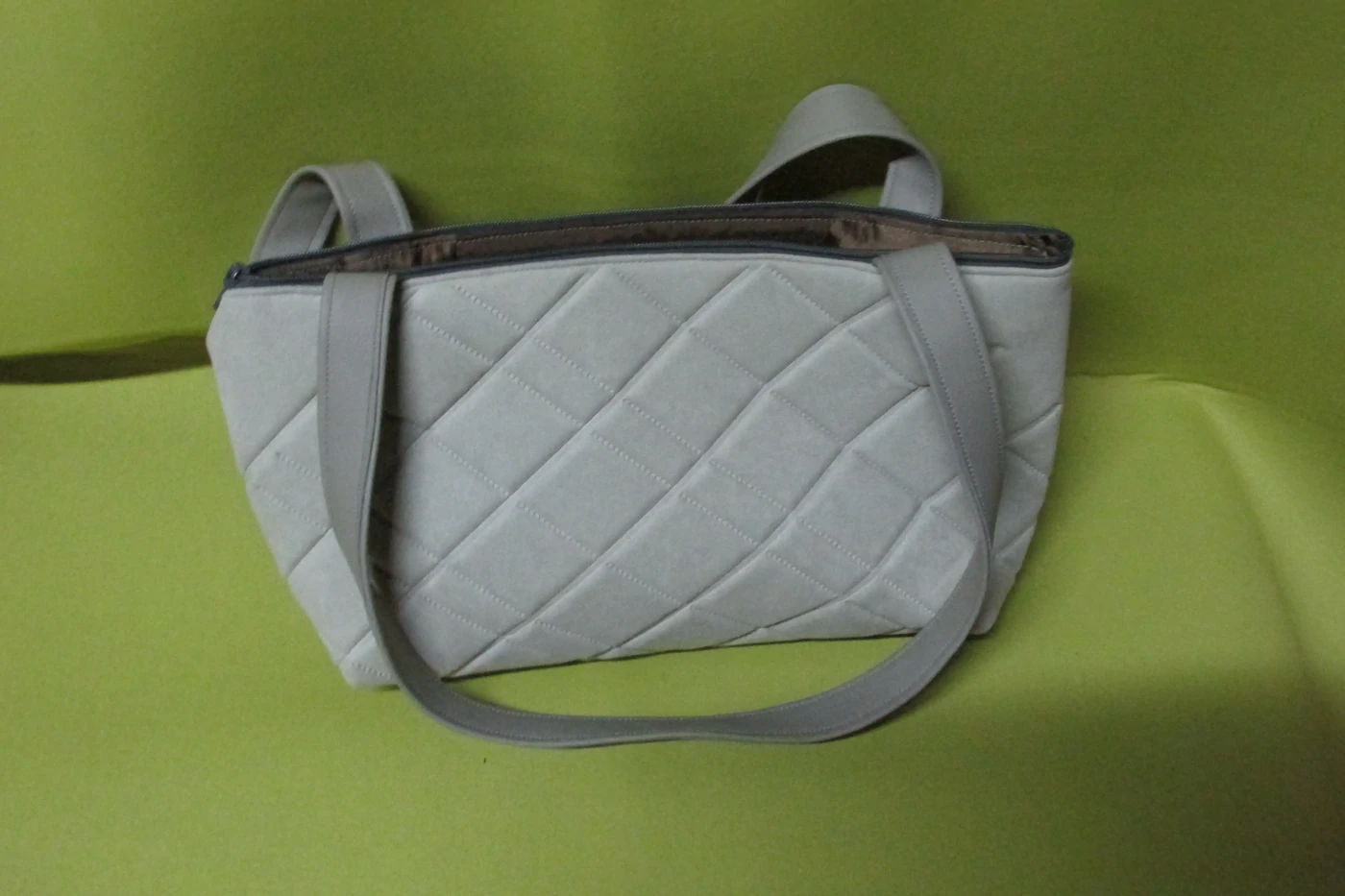 Sac à main gris avec poches et séparation